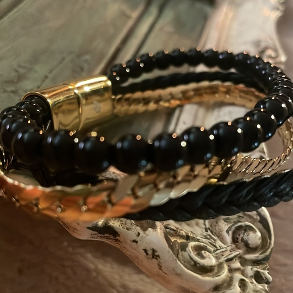 Black and gold bracelet - Picture 2 of 2